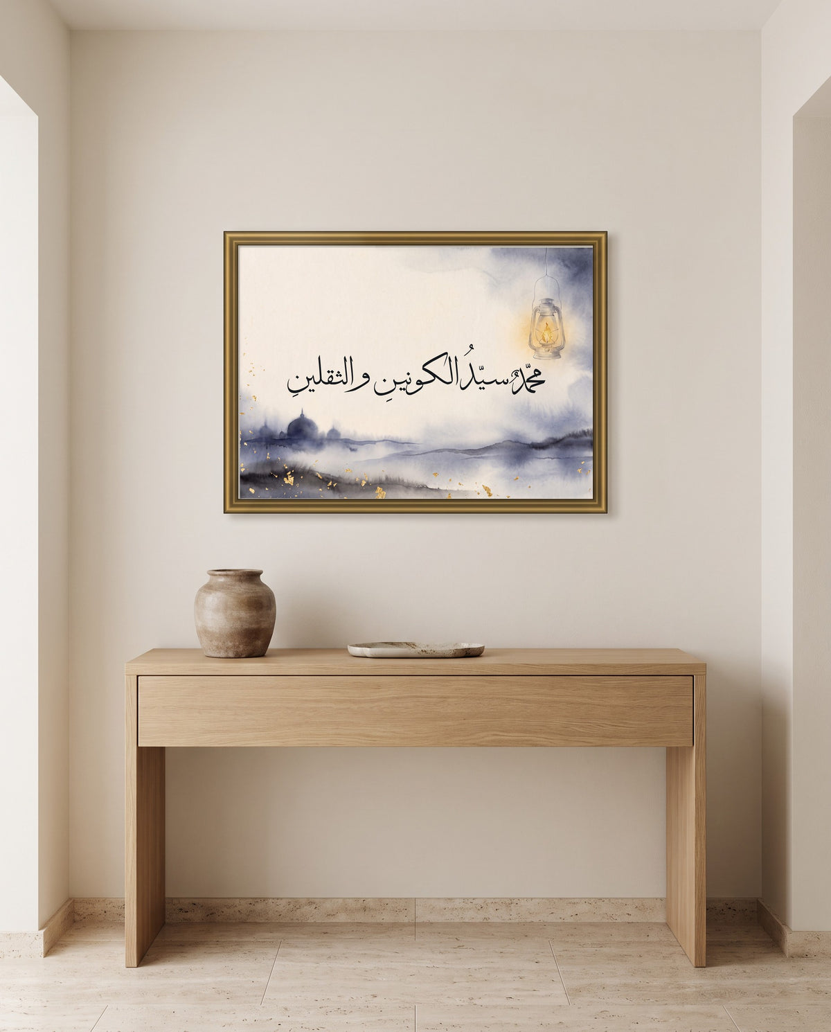 «محمد سيد الكونين والثقلين» بخط الثلث في إطار ذهبي مصقول فوق طاولة كونسول من البلوط في مدخل البيت