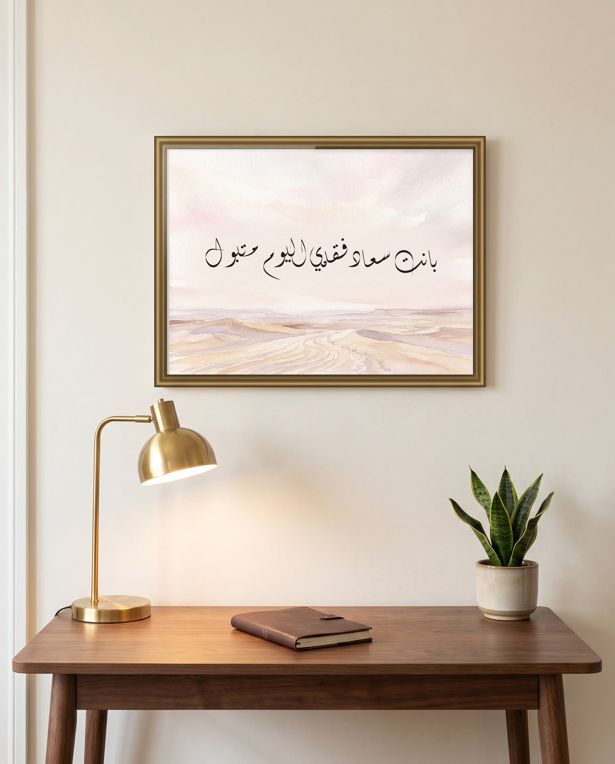 «بانت سعاد فقلبي اليوم متبول» بالخط الديواني في إطار ذهبي مصقول فوق مكتب من خشب الجوز