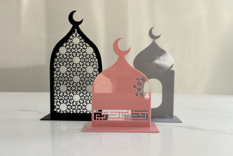 طقم زينة أكريليك على شكل مسجد عليه «رمضان كريم»، صناعة مشق في الإمارات