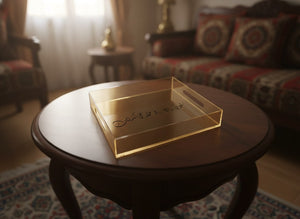 «قهوتي سادة… ومزاجي كذلك» صينية تقديم بالخط الديواني، أكريليك ذهبي، على طاولة قهوة